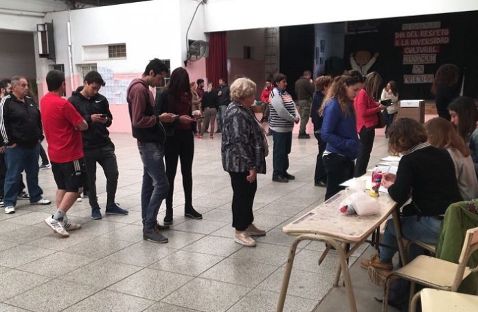 Elecciones Gente votando