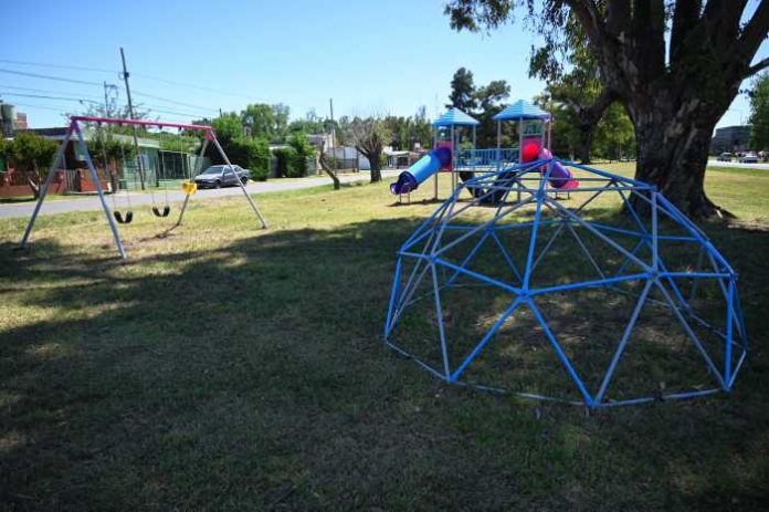 Isla de juegos en el barrio La Palomita (1)