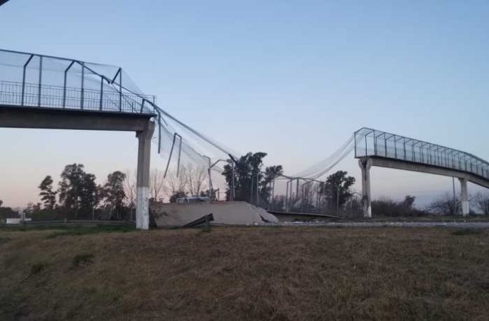 Puente peatonal Olivera derribado