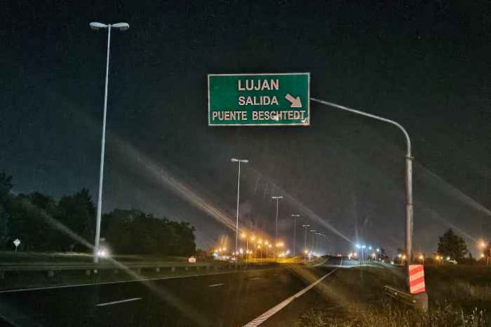 Autopista sin iluminación