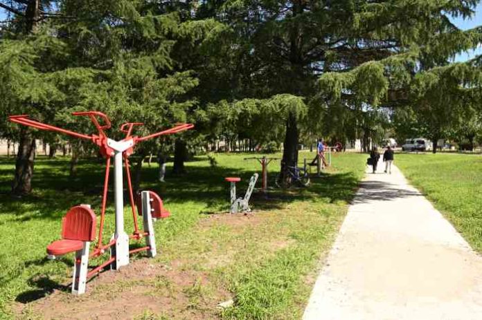 Instalación juegos infantiles y mobiliario deportivo en plazas