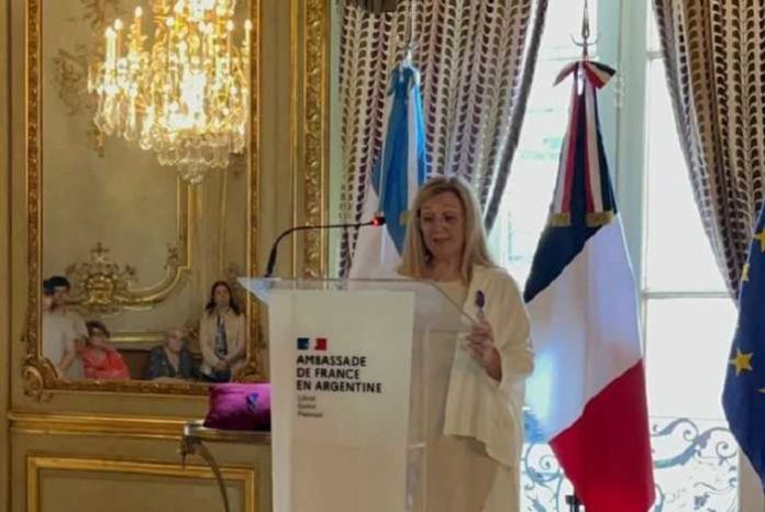 Rosana Pasquale Condecorada Embajada Francia