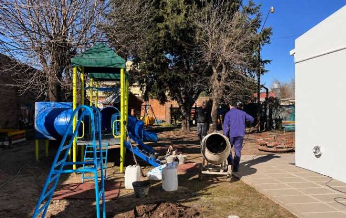 Instalacion de juegos infantiles en jardines (1)