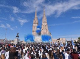 Día de la Bandera: multitudinaria promesa de los alumnos en la Plaza Belgrano
