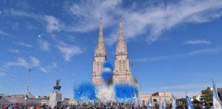 Día de la Bandera: multitudinaria promesa de los alumnos en la Plaza Belgrano
