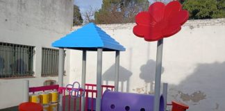 Continúa la instalación de juegos infantiles en escuelas del distrito
